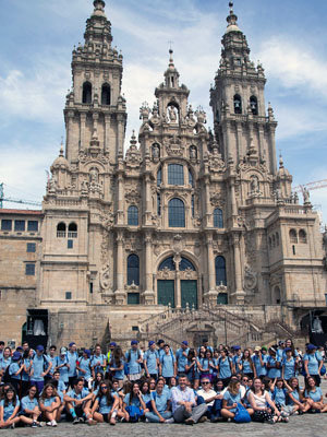 Alfonso Rueda y Antonio Rodríguez Miranda posan junto a los jóvenes que hicieron el último tramo del Camino. Alfonso Rueda y Antonio Rodríguez Miranda posan junto a los jóvenes que hicieron el último tramo del Camino.