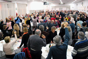 Panorámica del salón de fiestas, completamente colmado. Panorámica del salón de fiestas, completamente colmado.