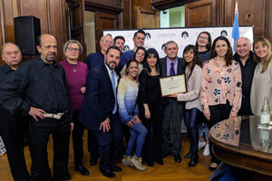 Ademar Álvarez posa junto a amigos, familiares y socios de la Sociedade Galega de Arantei, Vilamarín e A Peroxa. Ademar Álvarez posa junto a amigos, familiares y socios de la Sociedade Galega de Arantei, Vilamarín e A Peroxa.