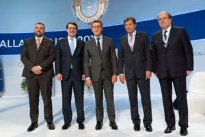 De izda. a dcha., Adrián Barbón, Alfonso Fernández Mañueco, Alberto Núñez Feijóo, Javier Fernández y Juan Vicente Herrera, tras la entrega de las medallas. De izda. a dcha., Adrián Barbón, Alfonso Fernández Mañueco, Alberto Núñez Feijóo, Javier Fernández y Juan Vicente Herrera, tras la entrega de las medallas.