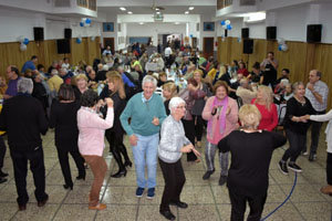 Panorámica del Salón, durante el tiempo de baile de los asistentes. Panorámica del Salón, durante el tiempo de baile de los asistentes.