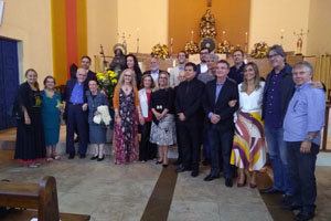 Representantes de la colectividad gallega en Salvador posan tras la ceremonia religiosa. Representantes de la colectividad gallega en Salvador posan tras la ceremonia religiosa.
