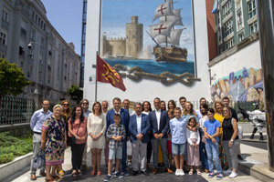 El presidente y la consejera, con miembros de la Casa regional de Sevilla.