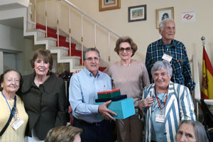 Ana María Serrano posa junto a directivos de la asociación Rosalía de Castro, durante el homenaje que le tributaron. Ana María Serrano posa junto a directivos de la asociación Rosalía de Castro, durante el homenaje que le tributaron.