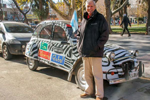 Francisco Javier Bustelo de la Riva, junto a su Citroën 3CV.