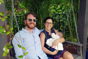 Náyade Bravo, con su marido y su hija, en brazos. Náyade Bravo, con su marido y su hija, en brazos.
