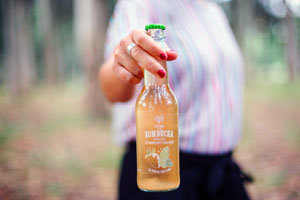 Kombucha elaborado en Noia por Meraki, la empresa de Náyade Bravo. Kombucha elaborado en Noia por Meraki, la empresa de Náyade Bravo.