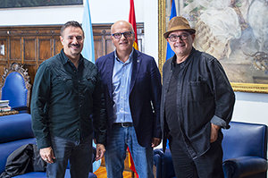 Reunión Manuel Baltar (Presidente Deputación) con José García (Artista de Cine) acompañado por Miguel Anxo Fernández (Responsable do OUFF).