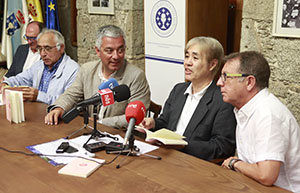O secretario xeral de Política Lingüística, Valentín García, e o profesor da universidade xaponesa de Tsudajuku, Takekazu Asaka, presentan en rolda de prensa a edición bilingüe galego-xaponés de A rosa de cen follas, de Ramón Cabanillas.