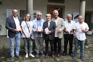 Un momento de la presentación del libro en el compostelano Pazo de San Roque. Un momento de la presentación del libro en el compostelano Pazo de San Roque.