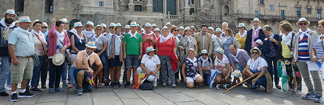 Rodríguez Miranda, en la Plaza del Obradoiro, junto con los socios del Centro Galego Val do Rhin que hicieron el último tramo del Camino de Santiago. Rodríguez Miranda, en la Plaza del Obradoiro, junto con los socios del Centro Galego Val do Rhin que hicieron el último tramo del Camino de Santiago.