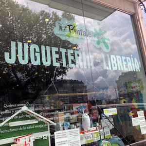 Escaparate de la juguetería-librería Pintaletras, que regenta Jeanette. Escaparate de la juguetería-librería Pintaletras, que regenta Jeanette.