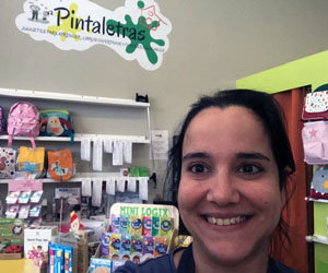 Jeanette se hace una autofoto en su juguetería-librería Pintaletras. Jeanette se hace una autofoto en su juguetería-librería Pintaletras.