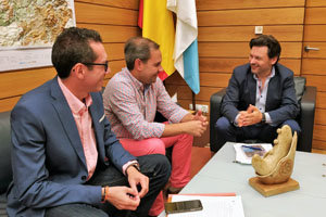 De izda. a dcha., Roberto González, José Antonio Alejandro y Antonio Rodríguez Miranda, durante el encuentro. De izda. a dcha., Roberto González, José Antonio Alejandro y Antonio Rodríguez Miranda, durante el encuentro.