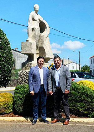 Rodríguez Miranda y José Manuel Varela, ante la estatua del emigrante. Rodríguez Miranda y José Manuel Varela, ante la estatua del emigrante.
