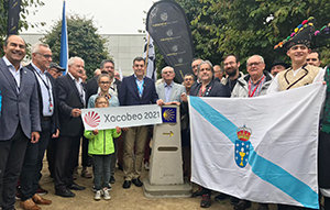 Un momento de la inauguración del mojón que indica la distancia a Santiago de Compostela. Un momento de la inauguración del mojón que indica la distancia a Santiago de Compostela.