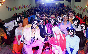 Tras el estreno, el elenco posa con el público de fondo.