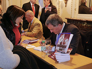 Al término de la presentación, los autores firman ejemplares del libro. Al término de la presentación, los autores firman ejemplares del libro.
