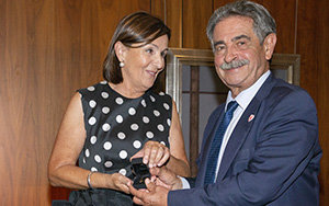 Miguel Ángel Revilla entregando a Dolores Gorostiaga el Emboque de Oro.