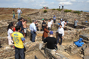 Rodríguez Miranda, durante su visita al Campo de Voluntariado de Portomarín. Rodríguez Miranda, durante su visita al Campo de Voluntariado de Portomarín.