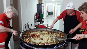 Un momento de la preparación de la paella. Un momento de la preparación de la paella.