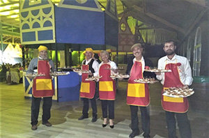 Los camareros sirvieron los postres al son de la música popular cordobesa. Los camareros sirvieron los postres al son de la música popular cordobesa.