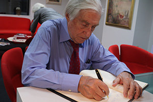 Joaquín Achúcarro, firmando en el Libro de Honor del Cervantes. Joaquín Achúcarro, firmando en el Libro de Honor del Cervantes.