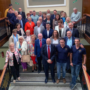 Autoridades, premiados y directivos de Langreanos en el Mundo posan en la escalera del Langrehotel. Autoridades, premiados y directivos de Langreanos en el Mundo posan en la escalera del Langrehotel.