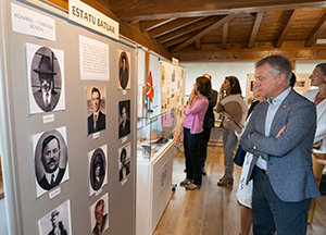 El lehendakari observa una exposición sobre la emigración vasca, durante los actos por el Día de la Diáspora. El lehendakari observa una exposición sobre la emigración vasca, durante los actos por el Día de la Diáspora.