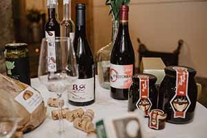 La miel y muchos vinos gallegos cuentan con certificación de calidad. La miel y muchos vinos gallegos cuentan con certificación de calidad.