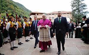 El presidente del Principado, a su llegada a la gruta de Covadonga. El presidente del Principado, a su llegada a la gruta de Covadonga.