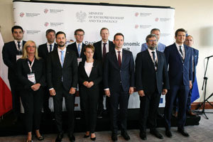 Feijóo posa con el resto de autoridades asistentes a esta Cumbre en Varsovia. Feijóo posa con el resto de autoridades asistentes a esta Cumbre en Varsovia.