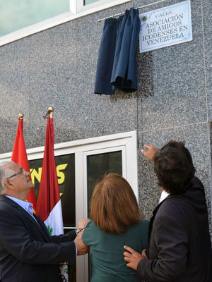 El alcalde y la presidenta de la Asociación de Amigos Icodenses desvelan la nueva placa de la calle. El alcalde y la presidenta de la Asociación de Amigos Icodenses desvelan la nueva placa de la calle.