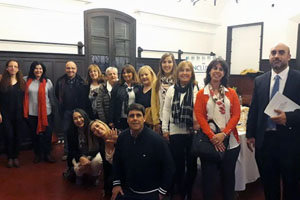 Autoridades y directivos asistentes a la charla posan tras la conferencia. Autoridades y directivos asistentes a la charla posan tras la conferencia.