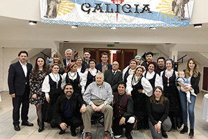 José Agrelo, junto con la directiva y miembros del Centro, durante la visita de la comitiva gallega, encabezada por Núñez Feijóo. José Agrelo, junto con la directiva y miembros del Centro, durante la visita de la comitiva gallega, encabezada por Núñez Feijóo.