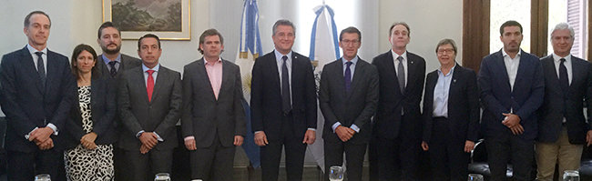 Un momento del encuentro entre las autoridades gallegas y argentina y representantes del sector pesquero.
