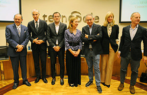 El conselleiro de Economía, junto con participantes en la jornada sobre comercio en México. El conselleiro de Economía, junto con participantes en la jornada sobre comercio en México.