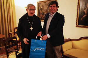El abad de Montserrat, Josep María Soler, y el presidente del Centro Galego, Carlos Mandianes, durante su encuentro. El abad de Montserrat, Josep María Soler, y el presidente del Centro Galego, Carlos Mandianes, durante su encuentro.