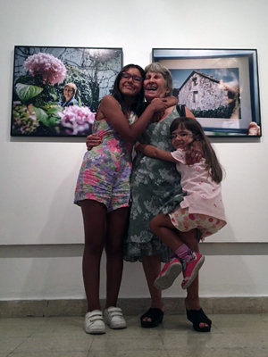 La escritora, con sus nietas, en una exposición fotográfica en la que aparecen su casa natal y su jardín. La escritora, con sus nietas, en una exposición fotográfica en la que aparecen su casa natal y su jardín.
