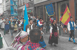 Las banderas asturianas y españolas presidieron el desfile. Las banderas asturianas y españolas presidieron el desfile.