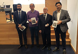 Manuel Losa presentó su libro arropado por Rodríguez Miranda y Anxo M. Lorenzo. Manuel Losa presentó su libro arropado por Rodríguez Miranda y Anxo M. Lorenzo.