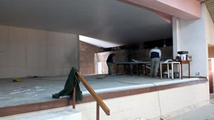 El escenario, junto con los equipos de calefacción y refrigeración, es el punto más importante de la habilitación.