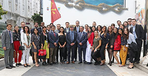 El presidente Revilla, con los futuros líderes iberoamericanos becados por la Fundación Carolina.
