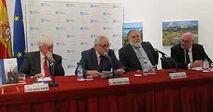 José Manuel Romero, José Ramón Ónega, José de Cora y Daniel Fernández, durante la presentación de la novela.