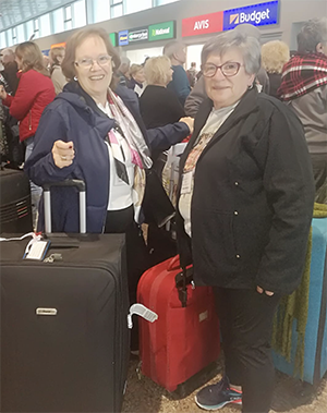 Dolores Núñez –a la izda.– y Teresa Castiñeira, a su llegada al aeropuerto de Vigo. Dolores Núñez –a la izda.– y Teresa Castiñeira, a su llegada al aeropuerto de Vigo.