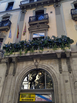 El balcón del Centro Gallego, adornado con las flores. El balcón del Centro Gallego, adornado con las flores.