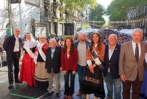 Javier Sandomingo, Benito Blanco, Adrián Varela, Pamela Malewicz, Juan Balestritti y Dante Camaño posan junto a las reinas de centros españoles. Javier Sandomingo, Benito Blanco, Adrián Varela, Pamela Malewicz, Juan Balestritti y Dante Camaño posan junto a las reinas de centros españoles.