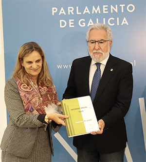 Fernández Galindo, entregando el informe anual a Miguel Santalices.