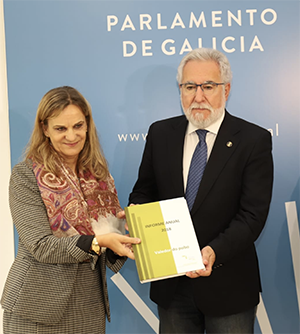 Fernández Galindo, entregando el informe anual a Miguel Santalices. Fernández Galindo, entregando el informe anual a Miguel Santalices.