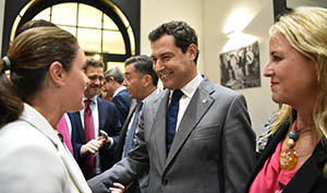 Juanma Moreno, junto a Catalina de Miguel, saludando a andaluces asistentes al acto.
